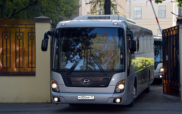 -Un convoi de police escortant deux autobus aux vitres teintées quittant la prison de haute sécurité de Lefortovo le 7 septembre 2019 à Moscou, un échange tant attendu de prisonniers entre Moscou et Kiev a commencé aujourd'hui. Photo de VASILY MAXIMOV / AFP / Getty Images.