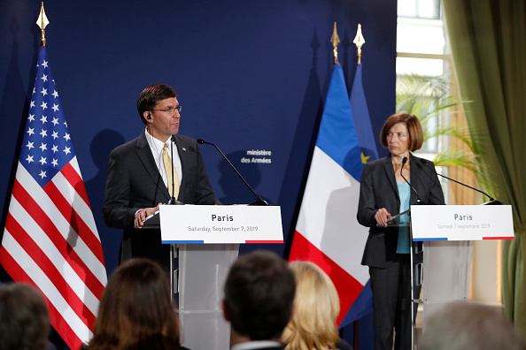 -La ministre de l'Armée française Florence Parly et le secrétaire américain à la Défense, Mark Esper tiennent une conférence de presse à l'issue de leur réunion au ministère français de la Défense à Paris le 7 septembre 2019. Photo de Zakaria ABDELKAFI / AFP / Getty Images.