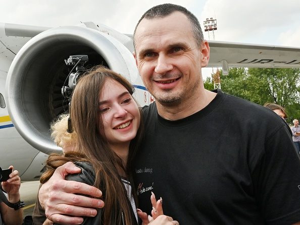 -Le réalisateur ukrainien Oleg Sentsov prend sa fille dans les bras, Alina Sentsova, après avoir débarqué d'un avion le 7 septembre 2019 à l'aéroport international Boryspil de Kiev après un échange de prisonniers tant attendu entre Moscou et Kiev. Photo de Sergei SUPINSKY / AFP / Getty Images.