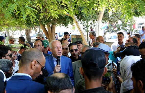 -Le candidat à la présidentielle tunisienne Kais Saied s'adresse à une foule dans la ville tunisienne de Gafsa, dans le centre de la Tunisie, le 7 septembre 2019. Photo de Moneem Sakhri / AFP / Getty Images.