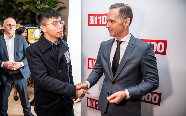 -Joshua Wong militant pour la démocratie à Hong Kong, serre la main du ministre allemande des Affaires étrangères, Heiko Maas, le 9 septembre 2019 à Berlin. Photo de Michael Kappeler / dpa / AFP / Getty Images.