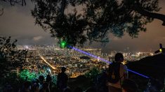 Deux collines de Hong Kong illuminées par des milliers de manifestants pro-démocratie