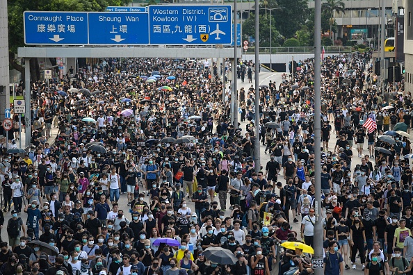 -Une marche en faveur de la démocratie à Hong Kong le 15 septembre 2019. Des millions de personnes ont participé à des manifestations au cours des trois derniers mois qui se sont transformées en appels à la démocratie et en plaintes contre l'érosion des libertés sous le régime de Pékin. Photo de Nicolas ASFOURI / AFP / Getty Images.