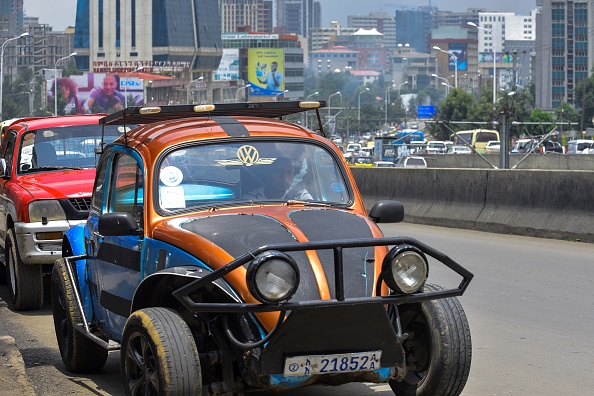 -Le peintre éthiopien Robel Wolde, âgé de 25 ans, est assis à l'intérieur de sa Volkswagen Beetle, à Addis-Abeba, le 2 septembre 2019. L'amour pour les scarabées en Éthiopie remonte à plusieurs décennies et trouve ses racines dans l'économie et la nostalgie. Photo de MICHAEL TEWELDE / AFP / Getty Images.