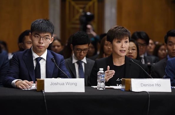 -Joshua Wong, secrétaire général du parti Demosisto de Hong Kong et dirigeant du "Mouvement des parapluies", et Denise Ho, militante pour la démocratie et chanteuse Cantopop témoignent devant la Commission exécutive du Congrès sur la Chine à propos du mouvement pour la démocratie à Hong Kong, le 17 septembre 2019 au Capitol Hill à Washington, DC. Photo par Olivier Douliery / AFP / Getty Images.