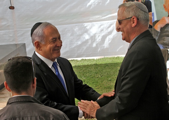 -Le Premier ministre israélien Benjamin Netanyahu accueille Benny Gantz, chef du parti bleu et blanc, lors d'une cérémonie commémorative du président israélien Shimon Peres au Mont Herzl, à Jérusalem, le 19 septembre 2019. Photo de GIL COHEN-MAGEN / AFP / Getty Images.