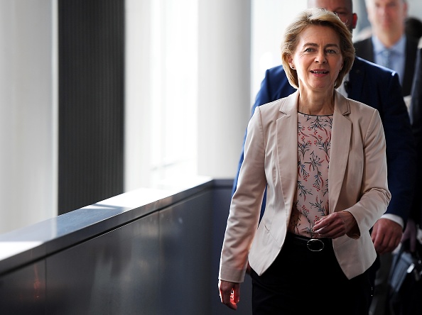 Face aux critiques du Parlement, la marge de manoeuvre de Mme von der Leyen est très étroite puisqu'elle a été confirmée par les députés avec une majorité de seulement 9 voix. Elle doit entrer en fonction avec ses commissaires le 1er novembre. (Photo : FREDERICK FLORIN/AFP/Getty Images)