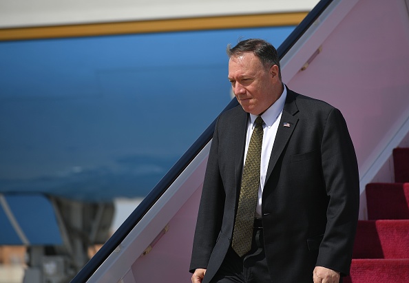 Le secrétaire d'État américain Mike Pompeo descend de son avion à son arrivée à la base aérienne al-Bateen d'Abou Dhabi, le 19 septembre 2019. (Photo : MANDEL NGAN/AFP/Getty Images)