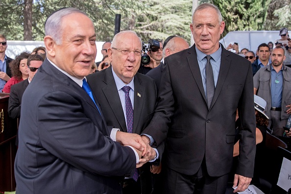 -Le Premier ministre israélien Benjamin Netanyahu, le président Reuven Rivlin et Benny Gantz, chef du parti bleu et blanc, assistent à une cérémonie commémorative du défunt président israélien Shimon Peres au Mont Herzl à Jérusalem le 19 septembre 2019. Les résultats des élections révèlent qu'il n'y a pas de chemin évident vers une coalition majoritaire. Photo de YONATAN SINDEL / AFP / Getty Images.