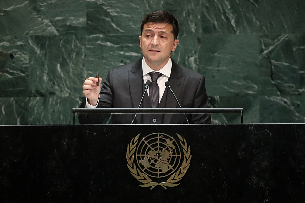 -Le président de l'Ukraine, Volodymyr Zelensky, s'adresse à l'Assemblée générale des Nations Unies au siège de l'ONU, le 25 septembre 2019 à New York. Photo de Drew Angerer / Getty Images.