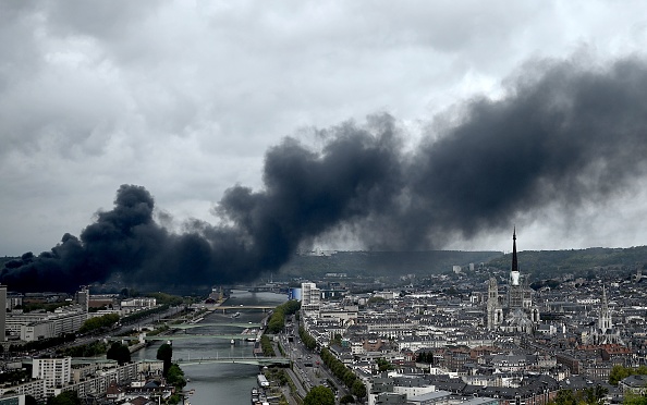 L'incendie a provoqué la formation d’un panache épais de fumée noire de 22 km de long et six de large, qui se déplace au gré du vent, suscitant de vives inquiétudes au sein de la population. (Photo : Philippe LOPEZ / AFP)        