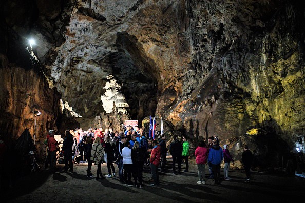 -Les astronautes de cinq agences spatiales s'adressent aux journalistes à l'issue d'une formation de six jours organisés par l'Agence spatiale européenne (ESA) dans la grotte de Divaska, dans le sud de la Slovénie, le 26 septembre 2019. Photo par Anze Malovrh / AFP / Getty Images.