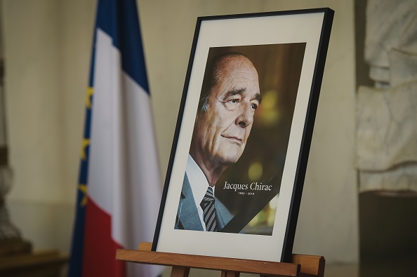 Entre jeudi et samedi, des milliers de personnes ont pu signer les registres de condoléances mis à disposition dans le hall de l’Élysée. (LUCAS BARIOULET/AFP/Getty Images)