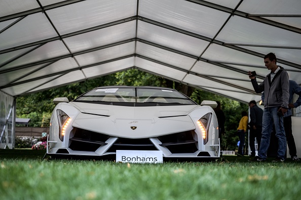 Lamborghini Veneto Roadster Roadster 2014 lors d'une vente aux enchères en avant-première par la maison Bonhams. (Photo : FABRICE COFFRINI / AFP)       