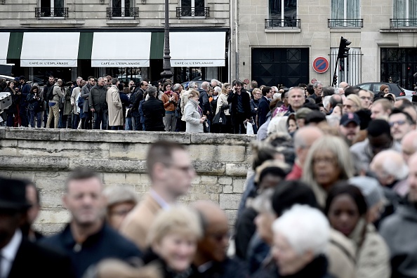 -Des gens attendent pour assister à une cérémonie publique en hommage à l'ancien président français Jacques Chirac devant la cathédrale Saint-Louis-des-Invalides à Paris le 29 septembre 2019. - L'ancien président français Jacques Chirac est décédé le 26 septembre 2019 à l'âge de 86 ans. (Photo de Philippe LOPEZ / AFP) (Le crédit photo doit se lire comme suit: PHILIPPE LOPEZ / AFP / Getty Images)