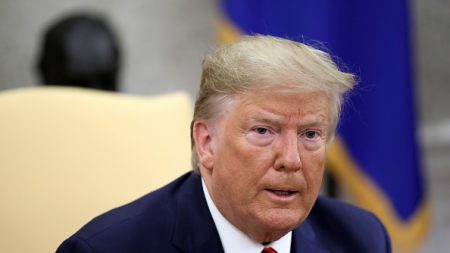 Iran: Trump envoie des renforts dans le Golfe et renforce les sanctions