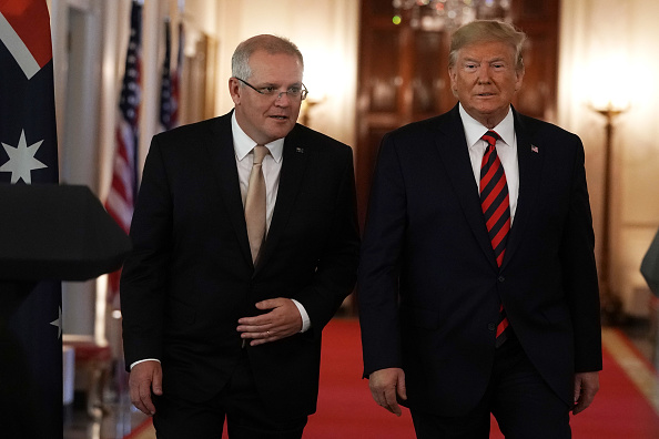 Le président américain Donald Trump (à droite) et le Premier ministre australien Scott Morrison (à gauche) entrent dans la salle pour participer à une conférence de presse conjointe à la Maison Blanche le 20 septembre 2019 à Washington, DC. Le Premier ministre Morrison est en visite officielle à Washington, à l'invitation du président Trump.(Photo : Alex Wong/Getty Images)