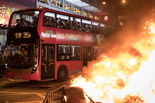 Une barricade en feu allumée par des manifestants pro-démocrates lors d'une manifestation devant le commissariat de police de Mong Kok le 22 septembre 2019 à Hong Kong. (Photo : Chris McGrath/Getty Images)