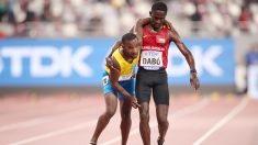 Championnat du monde d’athlétisme 2019 : un coureur au bord de l’épuisement finit sa course soutenu par un concurrent