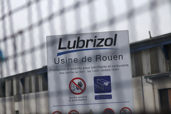 Une vingtaine d'agriculteurs ont déversé samedi environ 15.000 litres de lait près de la préfecture de la Somme à Amiens pour protester contre la consignation de leurs produits depuis l'incendie de l'usine chimique Lubrizol à Rouen.     (Photo : CHARLY TRIBALLEAU/AFP/Getty Images)