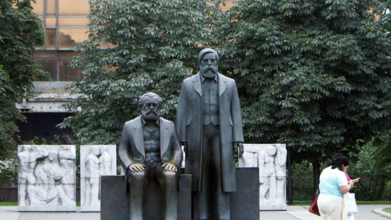 Une statue de Karl Marx et Friedrich Engels, les principaux architectes du communisme, devant le Palais de la République à Berlin, Allemagne (John MacDougall/AFP/Getty Images)