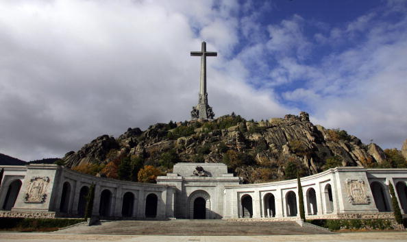 -Vue de la vallée des morts, monument destiné aux combattants franquistes décédés pendant la guerre civile espagnole et au dernier lieu de repos de Franco à la périphérie de Madrid, le 11 novembre 2005. Ce monument a été construit par Les prisonniers républicains et son entretien est payés par l'État. Si le gouvernement socialiste réussit, le mémorial sera transformé en un site dédié aux victimes des deux côtés de la guerre civile. Photo PHILIPPE DESMAZES / AFP / Getty Images.