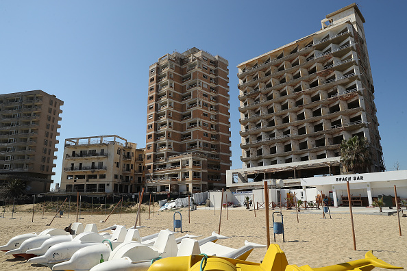 -Des centaines d'immeubles à l'intérieur du district de Varosha, qui était autrefois une station balnéaire chypriote, sont abandonnés et en décomposition dans une zone que l'armée turque a bouclée depuis la fuite des habitants de Varosha lors de la guerre de 1974. Photo de Sean Gallup / Getty Images.