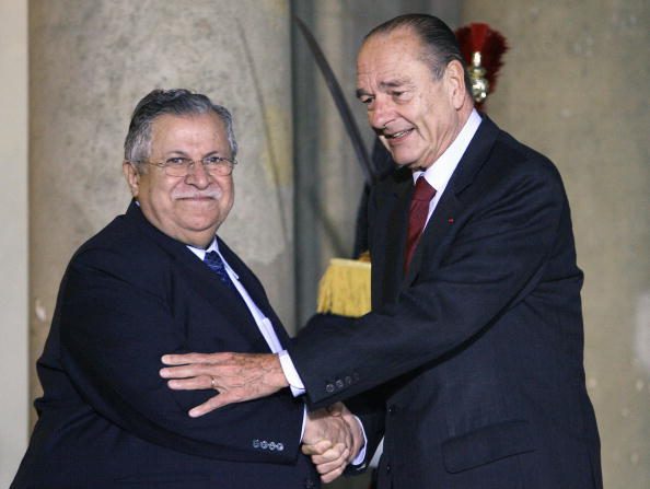 -Le président français Jacques Chirac serre la main de son homologue irakien Jalal Talabani après une réunion à l'Elysée le 2 novembre 2006 à Paris. Photo PATRICK KOVARIK / AFP / Getty Images.