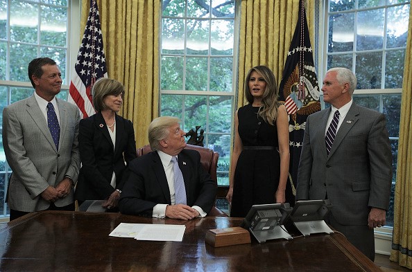 -Le président Trump a reçu des organisations de secours en cas de catastrophe un compte rendu des efforts de redressement pour donner suite à l'ouragan Harvey, des membres de la Croix Rouge. Photo par Alex Wong / Getty Images.