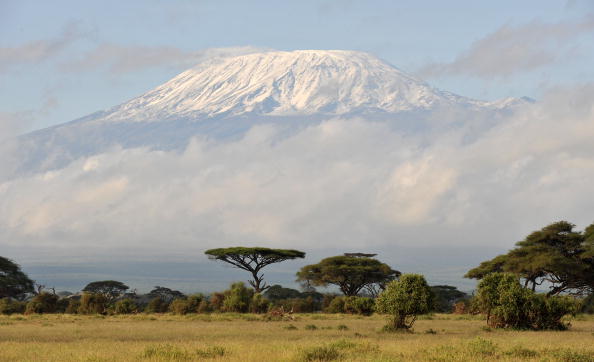 -Une neige fraîche a recouvert le mont Kilimandjaro vu au lever du soleil depuis la réserve naturelle d'Ambuseli au Kenya, le 4 mai 2008. Photo MLADEN ANTONOV / AFP / Getty Images.