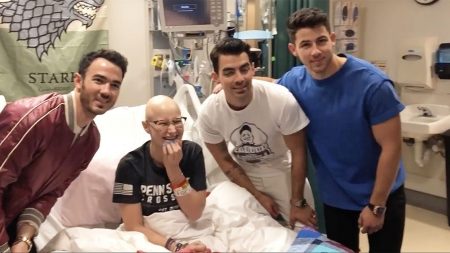 Bloquée à l’hôpital, une adolescente survivante du cancer reçoit la visite surprise des Jonas Brothers