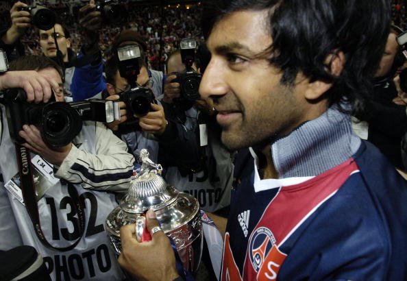 Vikash Dhorasso photographié le 29 avril 2006 après avoir remporté la Coupe de France avec l’équipe du PSG. Crédit : STEPHANE DE SAKUTIN/AFP/Getty Images.