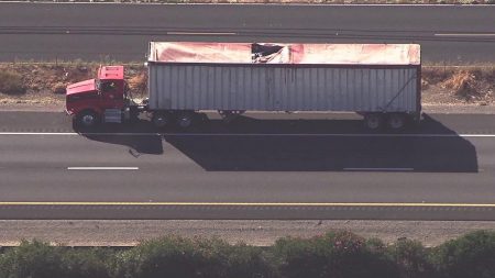 Une parachutiste meurt après s’être écrasée sur une grosse remorque roulant sur une autoroute californienne