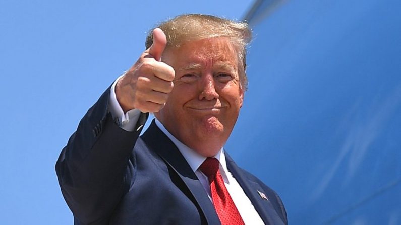 Le président Donald Trump monte à bord d'Air Force One avant de quitter la base aérienne d'Andrews, dans le Maryland, le 21 août 2019. (Mandel Ngan/AFP/Getty Images)