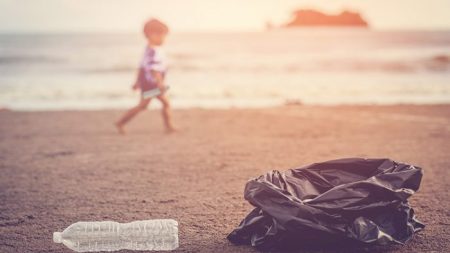 Des parents ont consenti au refus de leur fils d’aller à l’école à condition qu’il ramasse et vende des bouteilles plastiques