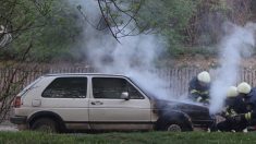 Il nettoie le tableau de bord avec un spray à gaz, allume une cigarette… et sa voiture explose