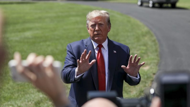 Le président Donald Trump s'adresse aux médias avant de quitter la Maison-Blanche sur Marine One en route vers le Kentucky pour prendre la parole à la 75e Convention nationale des anciens combattants américains, à Washington, le 21 août 2019. (Charlotte Cuthbertson/The Epoch Times)