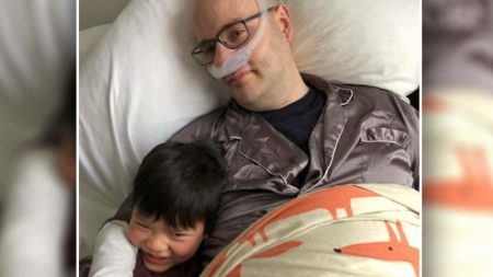 Un médecin mourant prend une dernière photo avec son fils de 4 ans, quelques heures avant de quitter son «corps brisé»