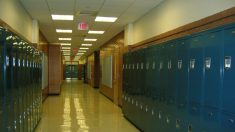 Une vidéo de filles intimidant et frappant un garçon autiste dans un lycée suscite l’indignation