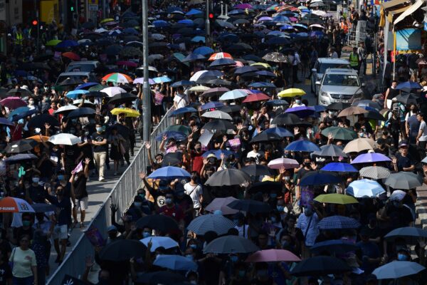 Les manifestants lèvent la main pour symboliser les cinq demandes que les manifestants demandent, alors qu'ils participent à une marche pour la démocratie dans le district de Tuen Mun à Hong Kong le 21 septembre 2019. (Nicolas Asfouri / AFP / Getty Images)