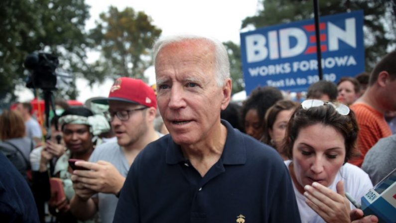 L'ancien vice-président Joe Biden, candidat démocrate à la présidence, accueille des invités au Polk County Democrats' Steak Fry à Des Moines, Iowa, le 21 septembre 2019. (Scott Olson/Getty Images)