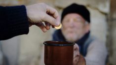 Un homme pauvre donne son dernier centime à un vieux mendiant en haillons et reçoit mille fois plus en retour