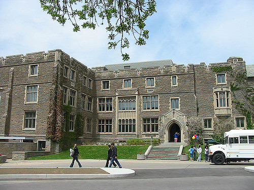 Un bâtiment de l'université McMaster dans un dossier photo. (Mathew Ingram/creativecommons.org/licenses/by-sa/2.0/)
