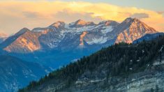 Un ancien combattant de la marine porte un camarade qui a perdu ses deux jambes lors d’une randonnée en montagne