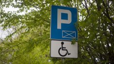 Il se gare sur une place réservée aux personnes handicapées, elle lui tire dessus