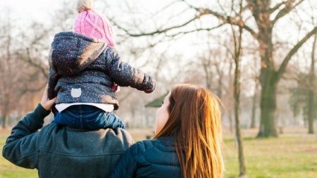 Un homme atteint d’une maladie oculaire voit clairement sa femme et son bébé pour la première fois