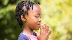 Une photo d’enfants qui prient le premier jour d’école après que leur famille a perdu leur appartement devient virale