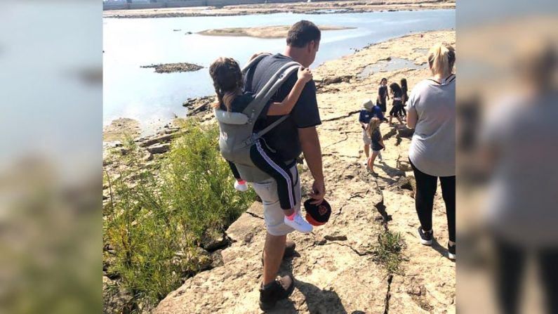 Jim Freeman porte sur son dos Ryan Neighbors, âgée de 10 ans, lors d'une excursion scolaire aux chutes de l'Ohio State Park. (Avec l'aimable autorisation des écoles publiques du comté de Jefferson)