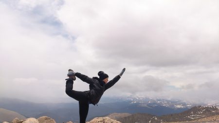 Durant une séance de yoga extrême, elle fait une chute de 25 mètres depuis son balcon