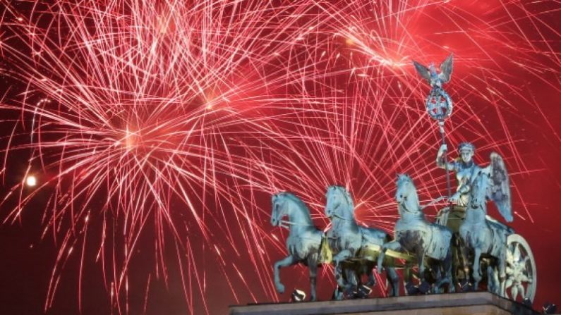 Feux d'artifice pour la nouvelle année 2014 à Berlin. D'après le souhait de la Deutsche Umwelthilfe, ce genre d'événements ne sera bientôt plus de mise.